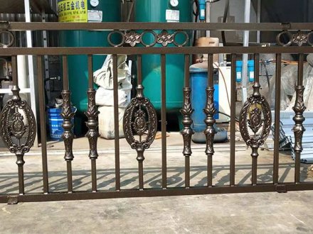 鋅鋼陽臺護欄有七大特色選擇它不會錯