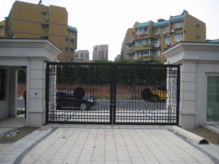 如何找廠家定制鐵藝大門(mén)